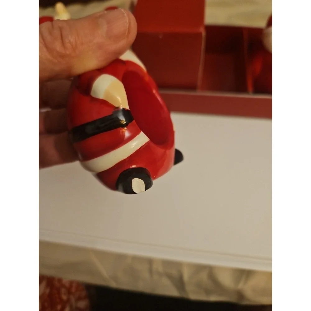 2007 Williams Sonoma Set of 4 Ceramic Santa Napkin Rings Christmas Decor (138)